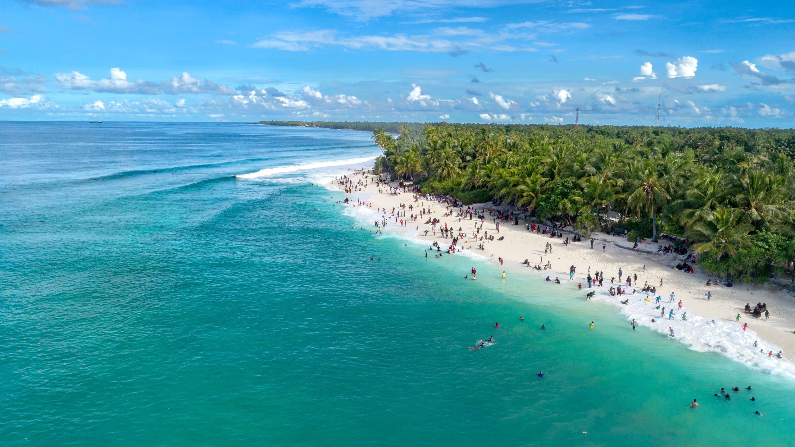 Plage tropicale aux eaux turquoise vue du ciel